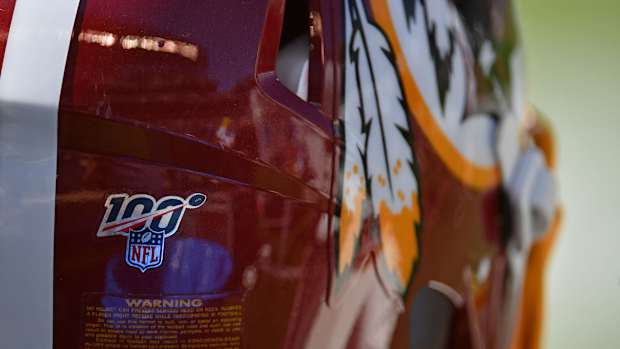 Back Redskins Helmet © Eric Hartline-USA TODAY Sports